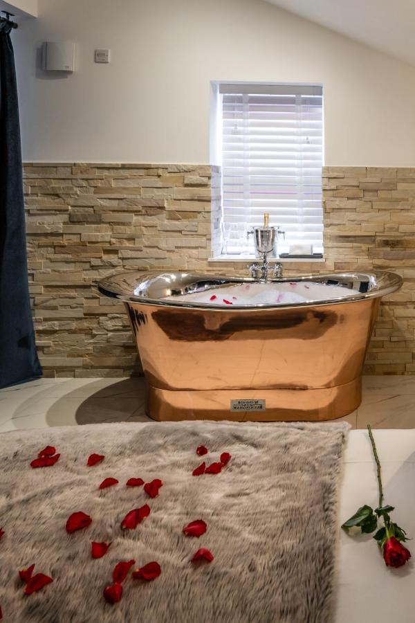 Pamper Yourself In Our Double Sized Copper Tub -2 Bedroom Villa Инвернес Екстериор снимка